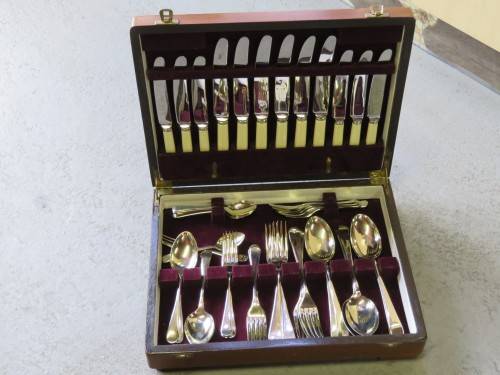 Silverplated vintage cutlery set - Trustwell knifes and Sipelia spoons and forks - 48 Pieces
