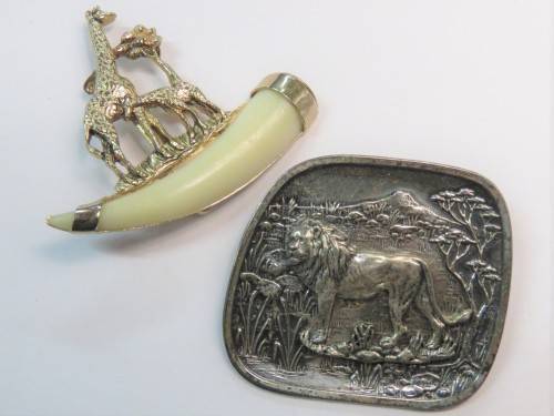Vintage Kruger Park / Wildtuin brooches with LION and GIRAFFE - Broken pins