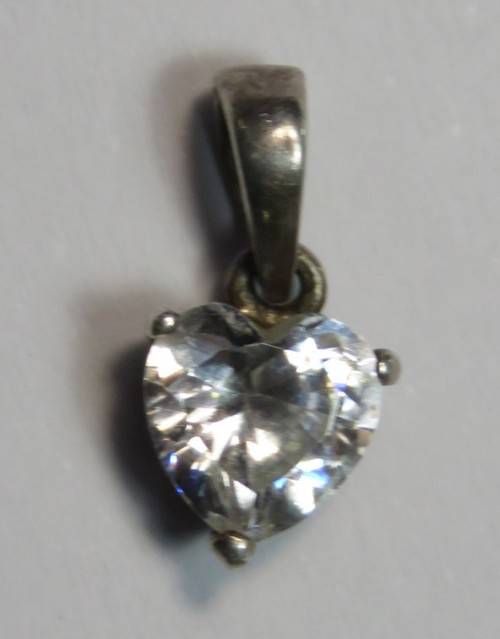 Sterling silver pendant with heart shaped cubic zirconia - 0.5grams