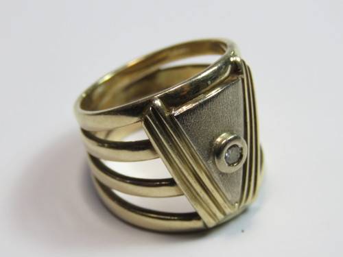 9kt gold ring with small diamond - About 0.08ct - Weighs 8 grams - Size M