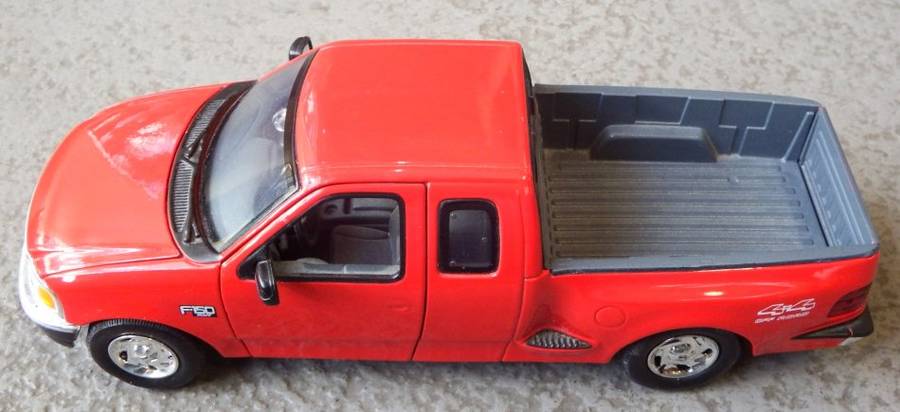 Motor Max Ford-F150 Flareside Supercab model car - Scale 1/24