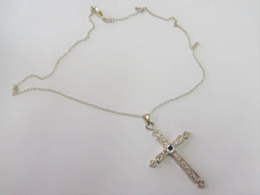 Sterling silver cross pendant with necklace - Weighs 7.0 grams