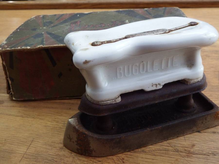 Bugolette Sad Iron (used on collars) - In Rowntree box (box damaged)