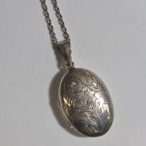 Sterling silver locket pendant with silver necklace - Weighs 8,9 grams