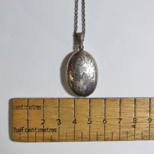 Sterling silver locket pendant with silver necklace - Weighs 8,9 grams