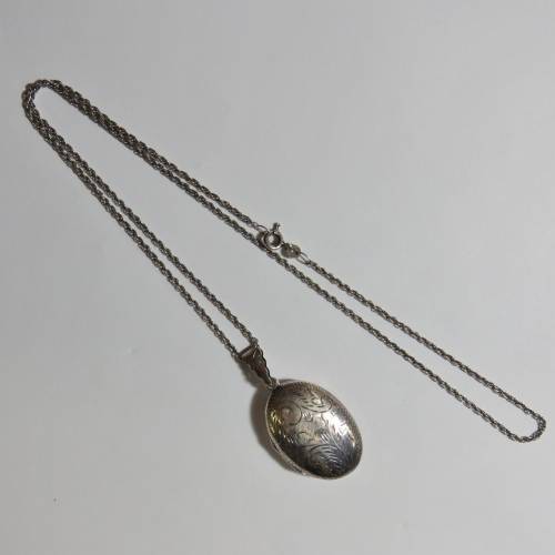 Sterling silver locket pendant with silver necklace - Weighs 8,9 grams