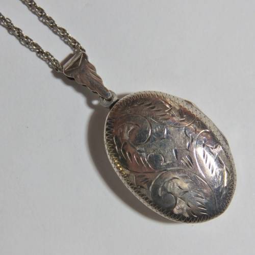 Sterling silver locket pendant with silver necklace - Weighs 8,9 grams