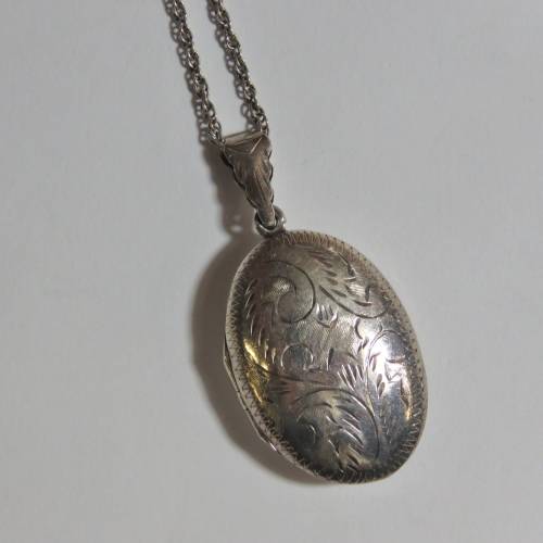 Sterling silver locket pendant with silver necklace - Weighs 8,9 grams