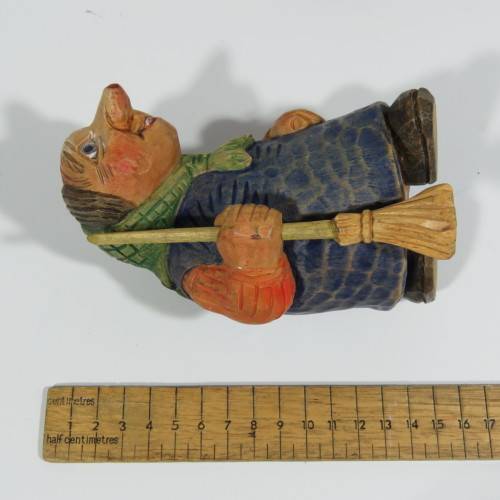 Pair of wooden carved figurines - Man and wife