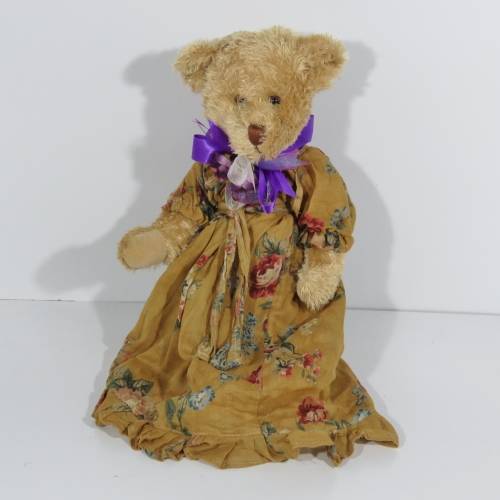Victoria teddy bear on stand - Length 45 cm