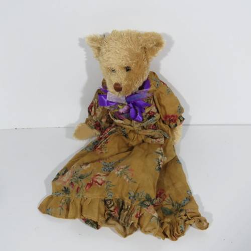 Victoria teddy bear on stand - Length 45 cm