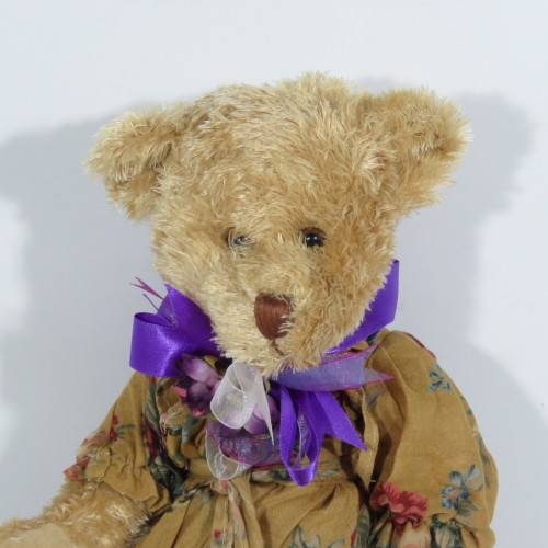 Victoria teddy bear on stand - Length 45 cm