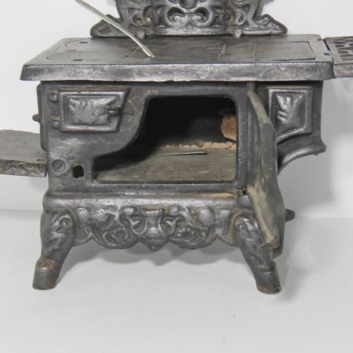 Miniature Crescent black iron stove with some additional items - 14 x 21 cm