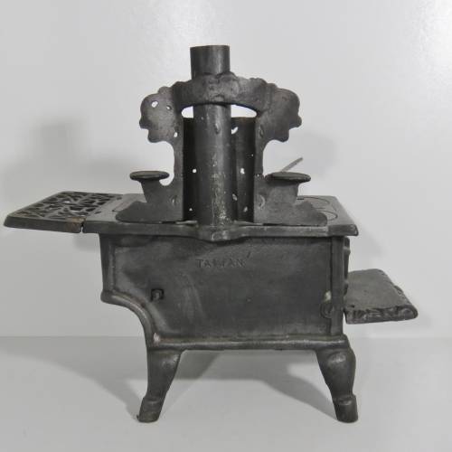 Miniature Crescent black iron stove with some additional items - 14 x 21 cm