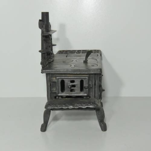 Miniature Crescent black iron stove with some additional items - 14 x 21 cm