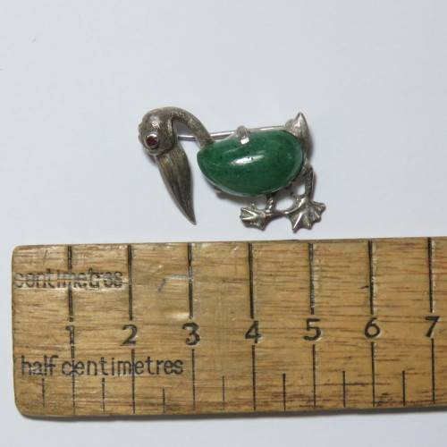 Vintage silver pelican brooch with green stone - Weighs 6.4 grams
