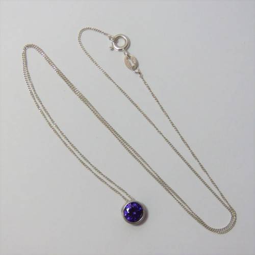 Sterling silver necklace with purple stone pendant - Weighs 1,9 grams - Length 25 cm (closed)
