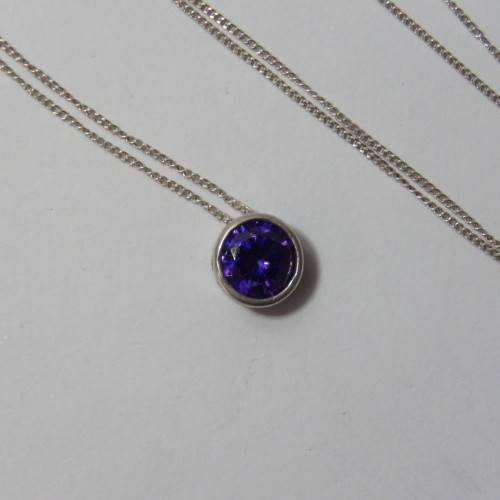 Sterling silver necklace with purple stone pendant - Weighs 1,9 grams - Length 25 cm (closed)