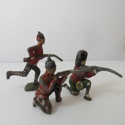 Lot of 3 vintage lead soldiers