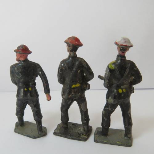 Lot of 3 vintage lead soldiers - Britains Ltd