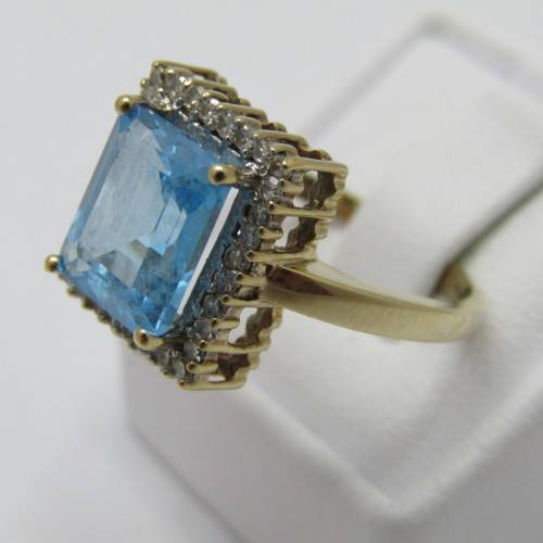 9kt Gold ring with 3.5ct blue topaz and small diamonds of 0.28ct in total - weighs 4.8g - size O/7