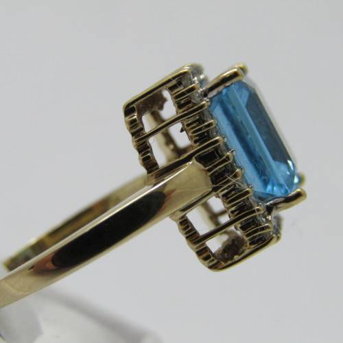 9kt Gold ring with 3.5ct blue topaz and small diamonds of 0.28ct in total - weighs 4.8g - size O/7