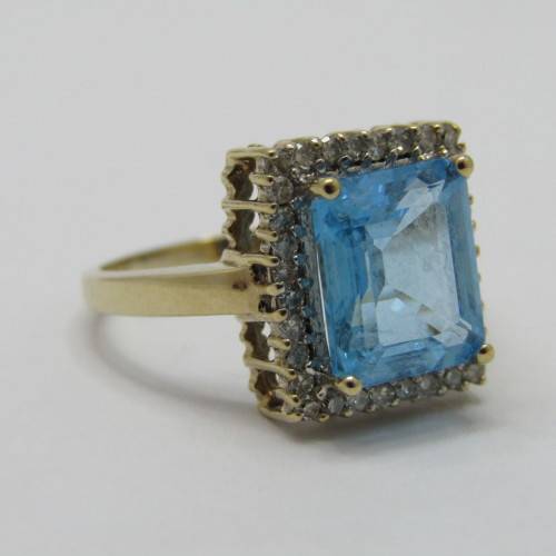 9kt Gold ring with 3.5ct blue topaz and small diamonds of 0.28ct in total - weighs 4.8g - size O/7