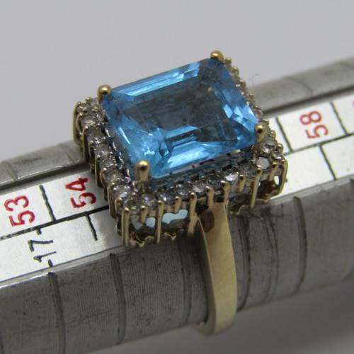 9kt Gold ring with 3.5ct blue topaz and small diamonds of 0.28ct in total - weighs 4.8g - size O/7