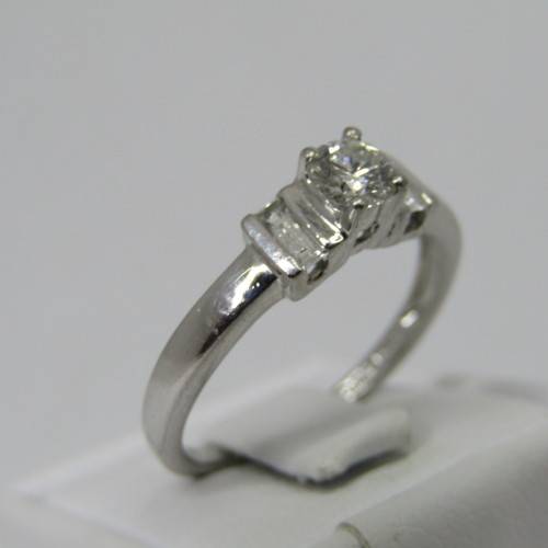 Platinum diamond ring with round diamond of 0.31ct and 2 baguette diamonds of 0.14ct - weighs 4.4g