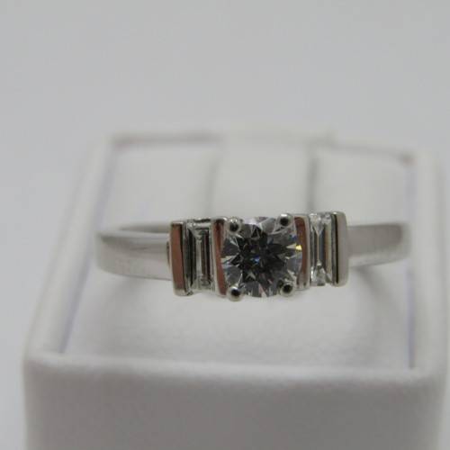 Platinum diamond ring with round diamond of 0.31ct and 2 baguette diamonds of 0.14ct - weighs 4.4g