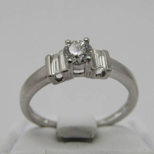 Platinum diamond ring with round diamond of 0.31ct and 2 baguette diamonds of 0.14ct - weighs 4.4g