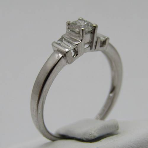Platinum diamond ring with round diamond of 0.31ct and 2 baguette diamonds of 0.14ct - weighs 4.4g