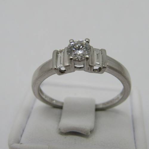 Platinum diamond ring with round diamond of 0.31ct and 2 baguette diamonds of 0.14ct - weighs 4.4g