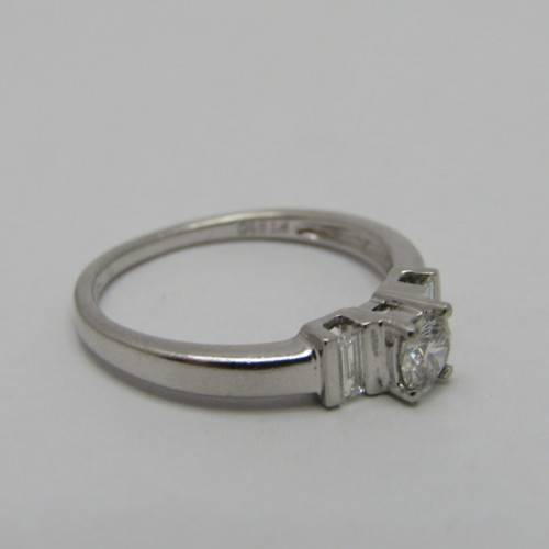 Platinum diamond ring with round diamond of 0.31ct and 2 baguette diamonds of 0.14ct - weighs 4.4g