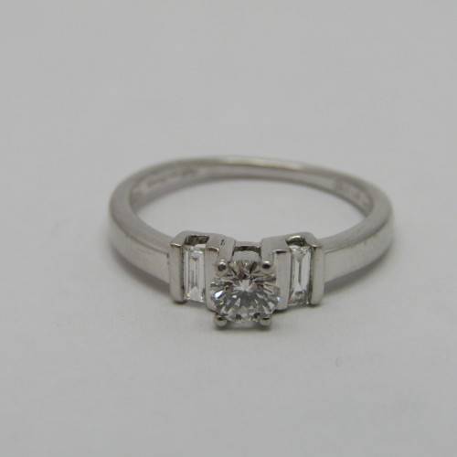 Platinum diamond ring with round diamond of 0.31ct and 2 baguette diamonds of 0.14ct - weighs 4.4g