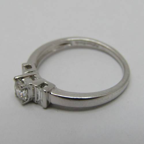 Platinum diamond ring with round diamond of 0.31ct and 2 baguette diamonds of 0.14ct - weighs 4.4g