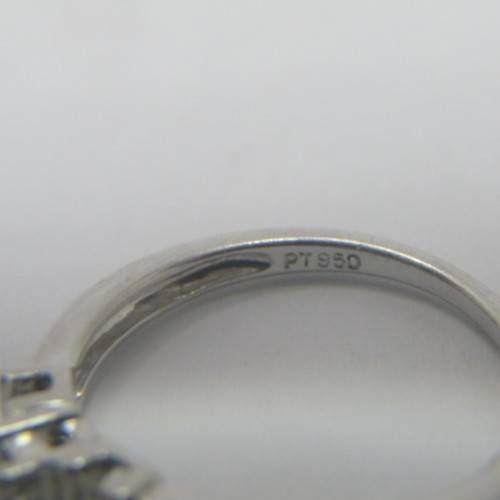 Platinum diamond ring with round diamond of 0.31ct and 2 baguette diamonds of 0.14ct - weighs 4.4g