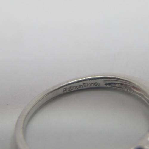 Platinum diamond ring with round diamond of 0.31ct and 2 baguette diamonds of 0.14ct - weighs 4.4g