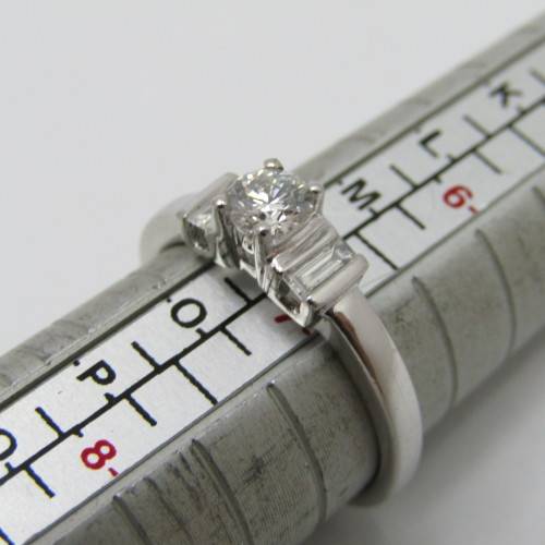 Platinum diamond ring with round diamond of 0.31ct and 2 baguette diamonds of 0.14ct - weighs 4.4g