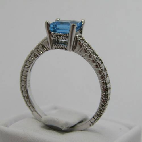 9kt White gold ring with 1.3ct blue topaz and small diamonds of 0.08ct in total - weighs 3.4g - Q/8