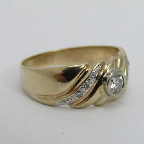 9kt Gold ring with diamond appr 0.30ct and 4 smaller diamonds - weighs 6.4g - size W/11