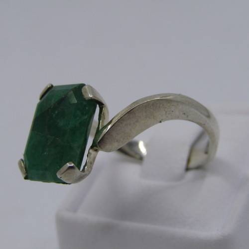Sterling Silver ring with Emerald - weighs 4.3 grams - size P/8 - emerald 12.5mm x 9.7mm