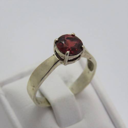 Sterling silver ring with red stone - Weighs 2,2 grams - Size N