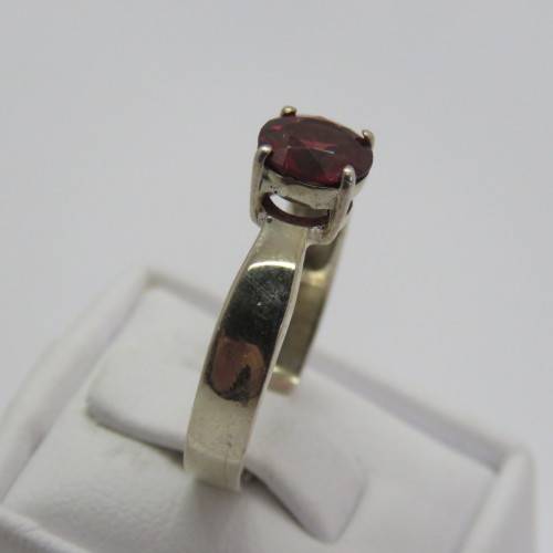 Sterling silver ring with red stone - Weighs 2,2 grams - Size N