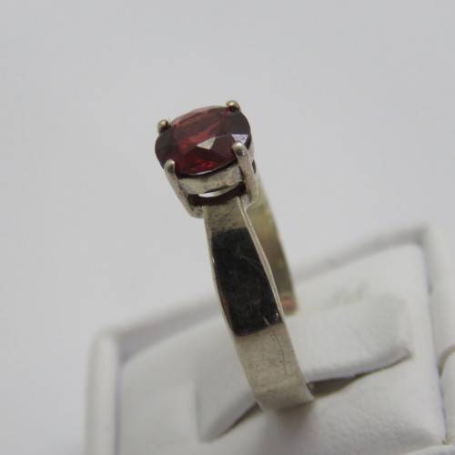 Sterling silver ring with red stone - Weighs 2,2 grams - Size N
