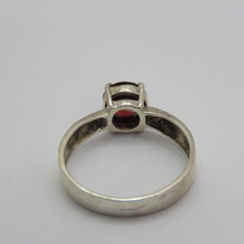 Sterling silver ring with red stone - Weighs 2,2 grams - Size N