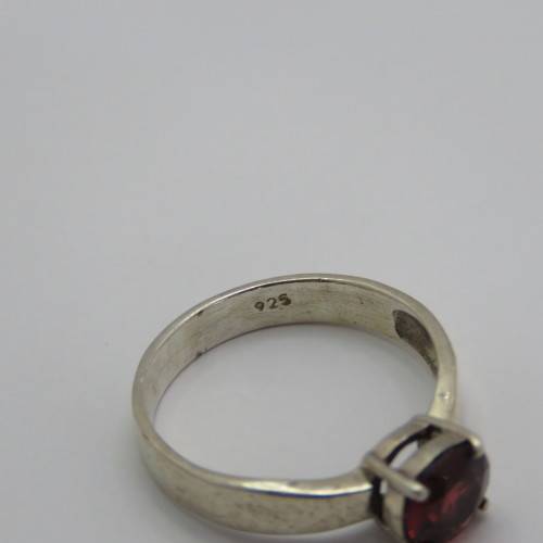 Sterling silver ring with red stone - Weighs 2,2 grams - Size N