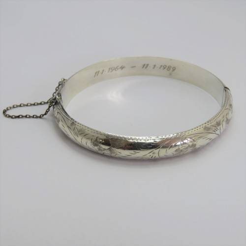 Sterling silver bangle with safety chain - Dates engraved inside - Weighs 11,0 grams