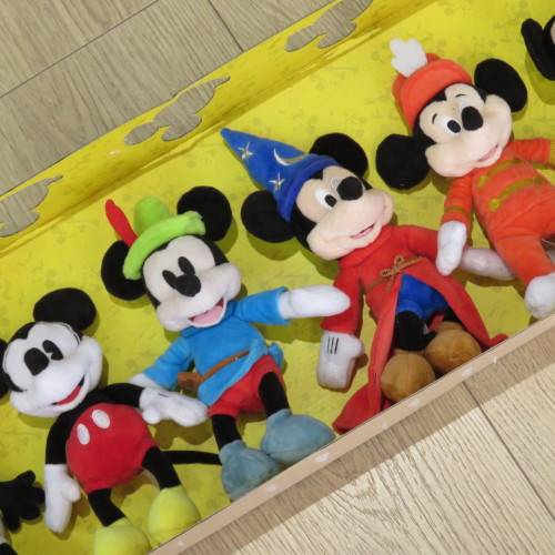 Mikey Mouse Through the Years 90th Anniversary plush toy set - Box 28 x 71 cm