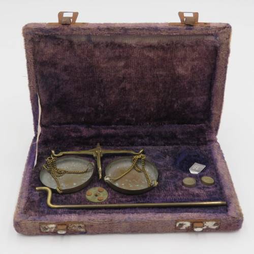 Antique brass pocket balancing scale in case - Some pieces missing